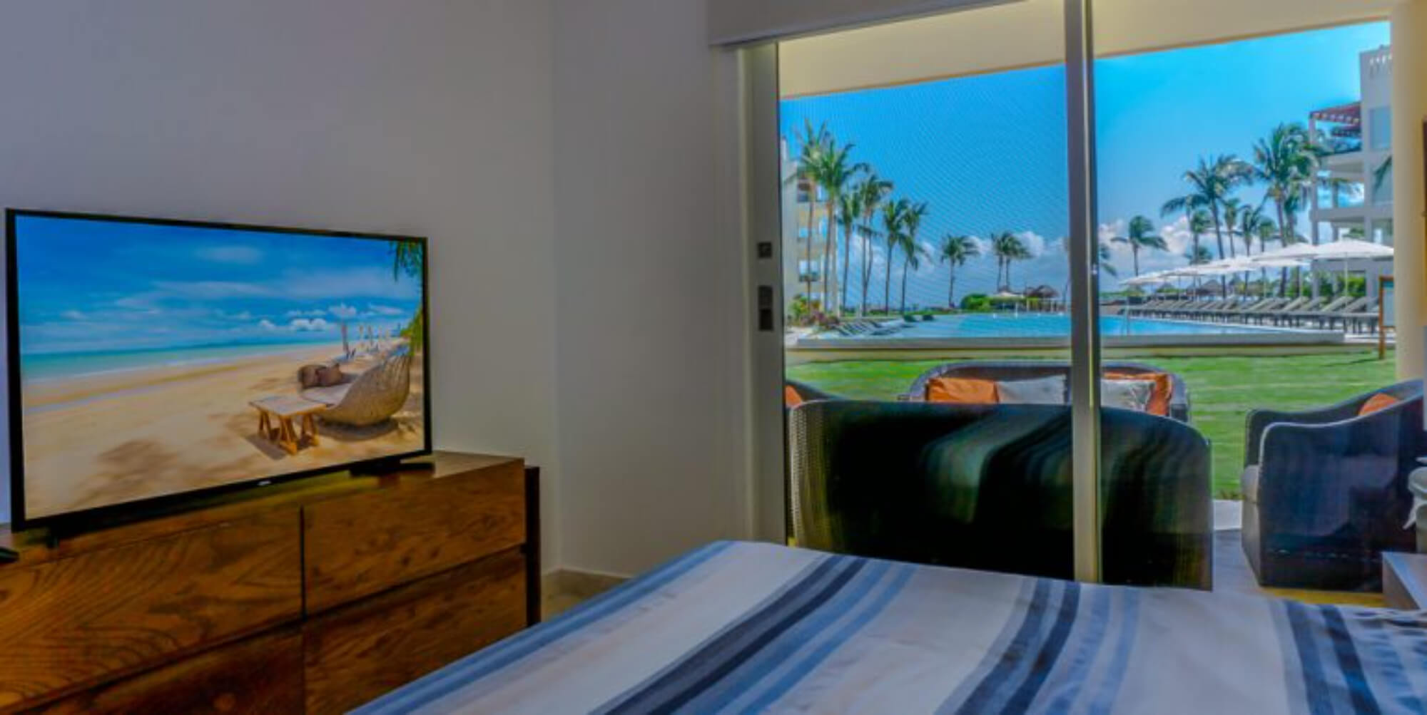 Departamento con family room, rooftop con jacuzzi y alberca con vista al campo de golf, club de playa, casa club y amenidade