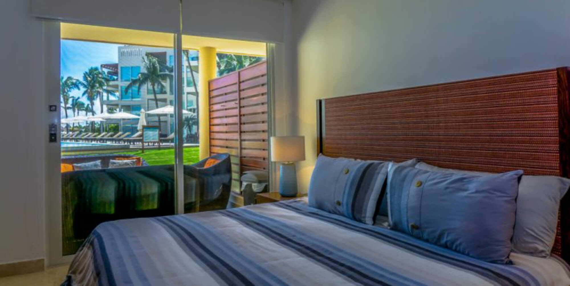 Departamento con family room, rooftop con jacuzzi y alberca con vista al campo de golf, club de playa, casa club y amenidade