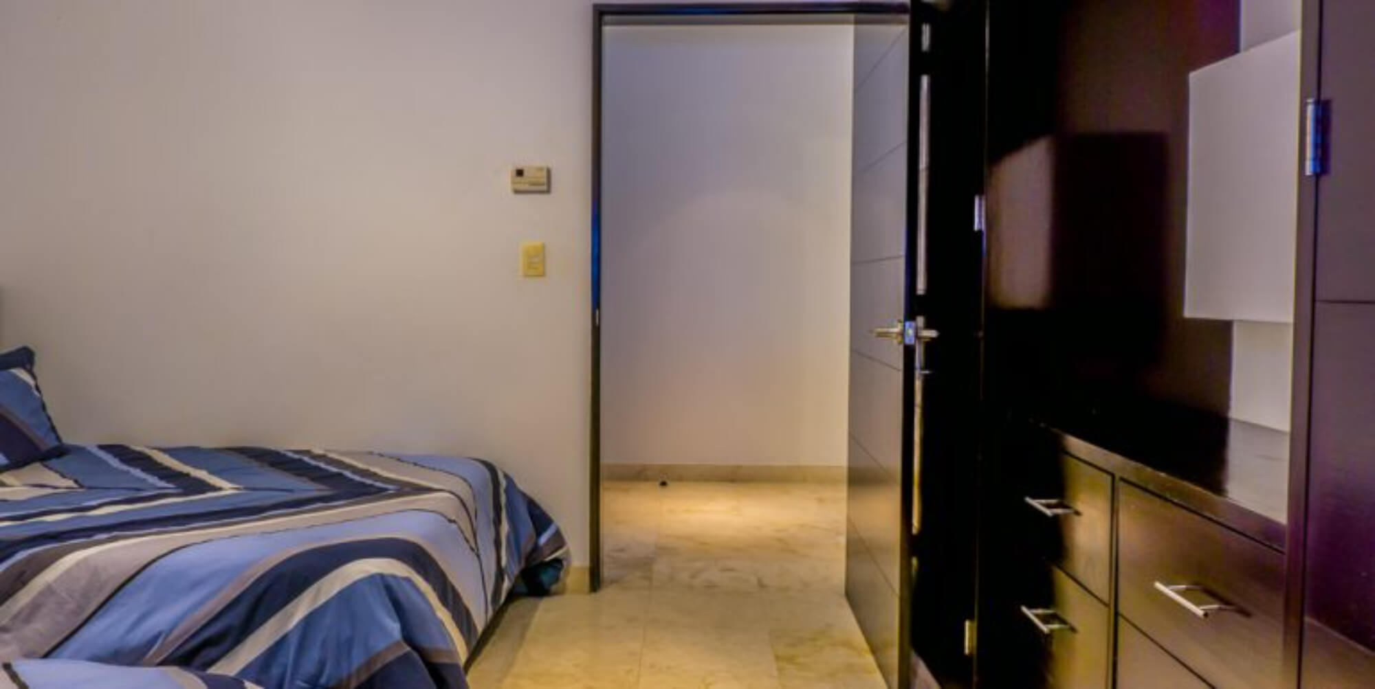 Departamento con family room, rooftop con jacuzzi y alberca con vista al campo de golf, club de playa, casa club y amenidade