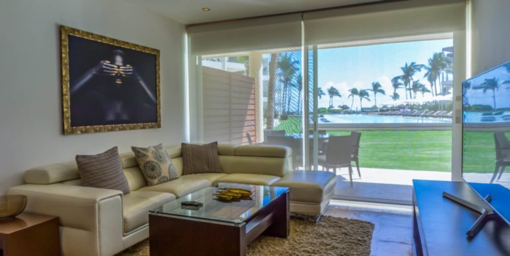 Departamento con family room, rooftop con jacuzzi y alberca con vista al campo de golf, club de playa, casa club y amenidade