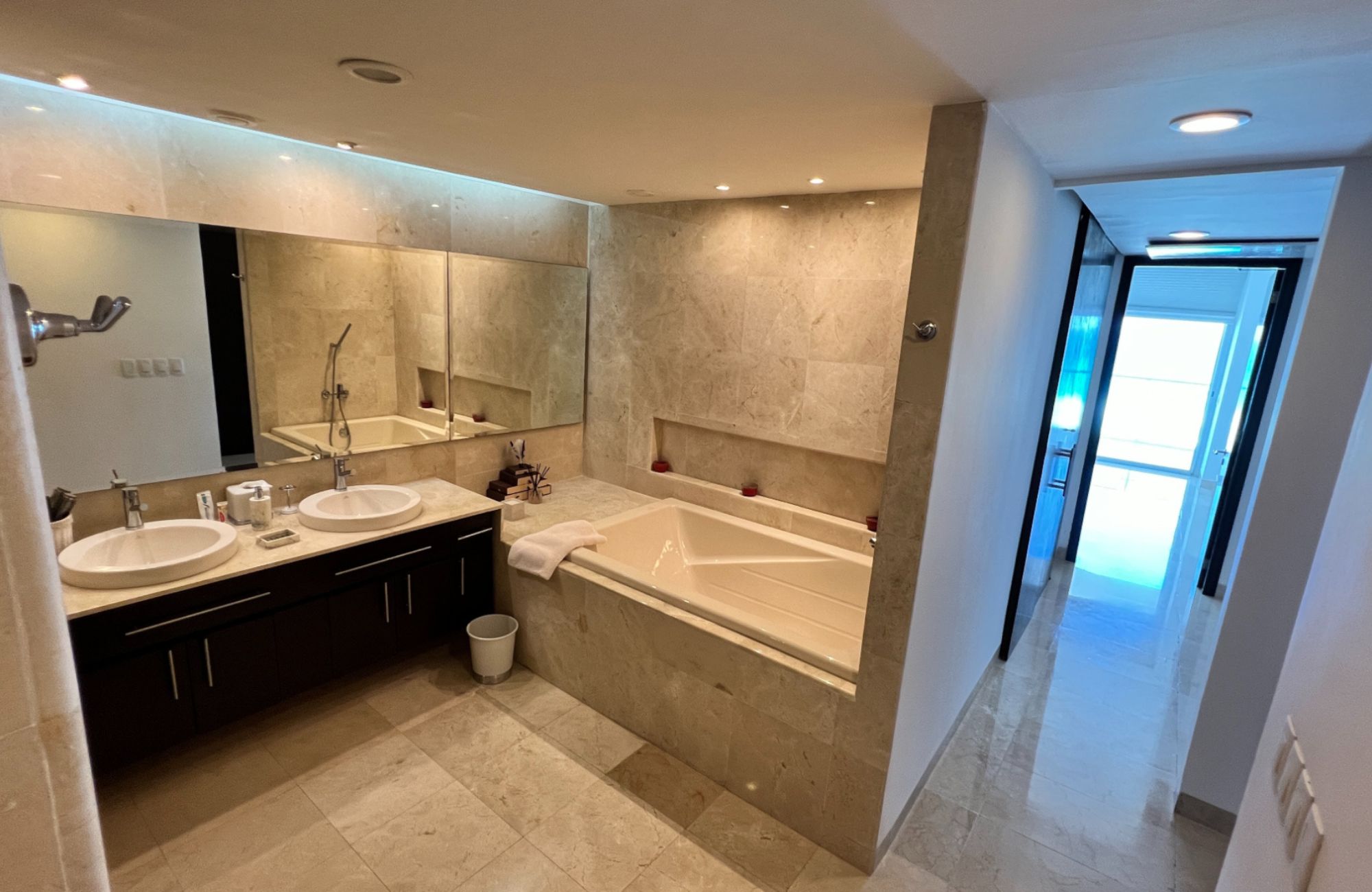 Lagoon-view penthouse for sale, Zona Hotelera, Canc&uacute;n