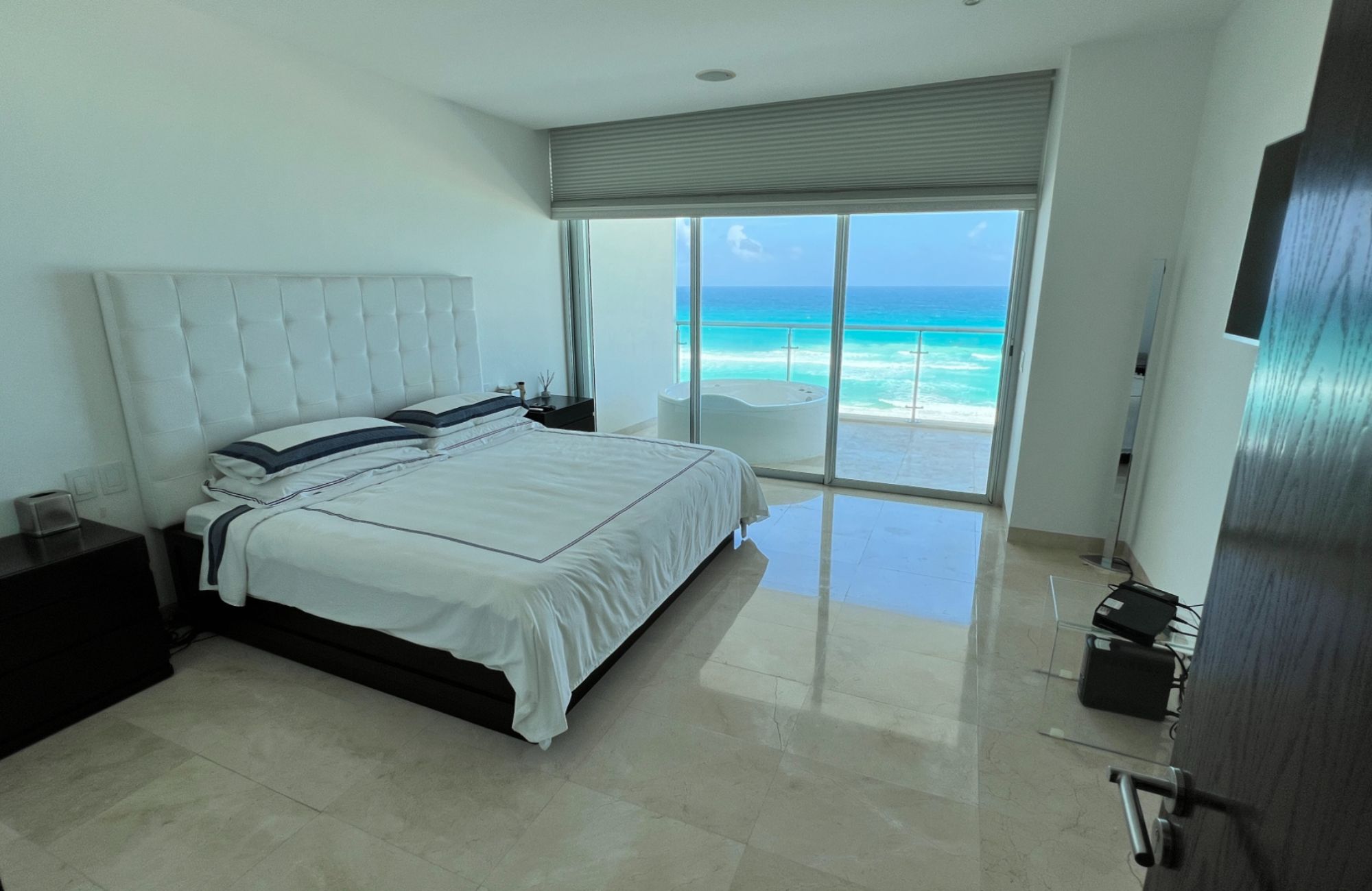 Lagoon-view penthouse for sale, Zona Hotelera, Canc&uacute;n