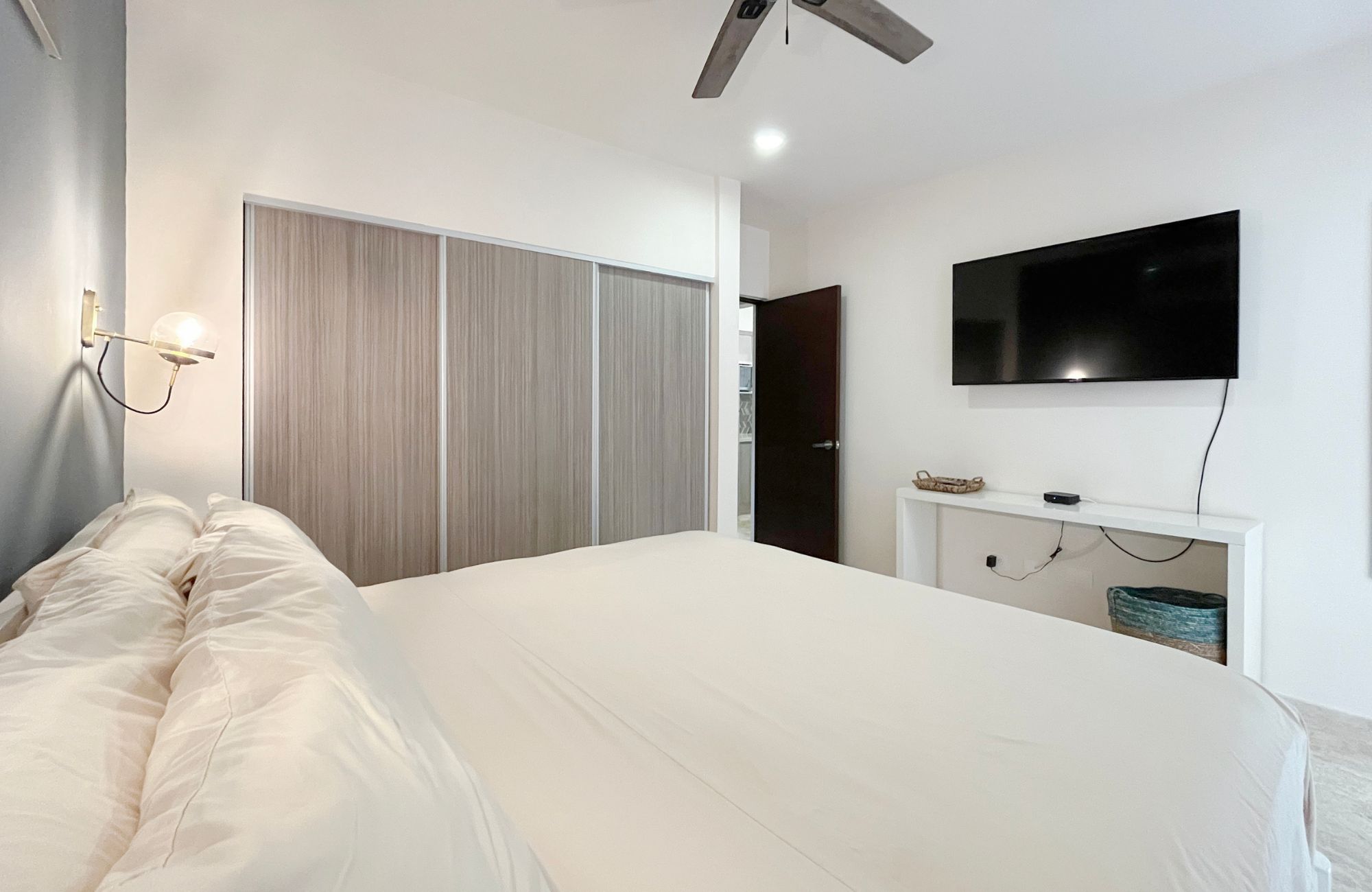 Apartment with terrace, large spaces, service room, for sale, Playa del Carmen