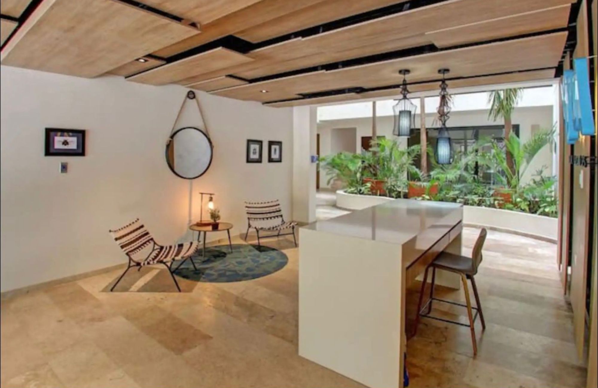 Apartment with terrace, large spaces, service room, for sale, Playa del Carmen