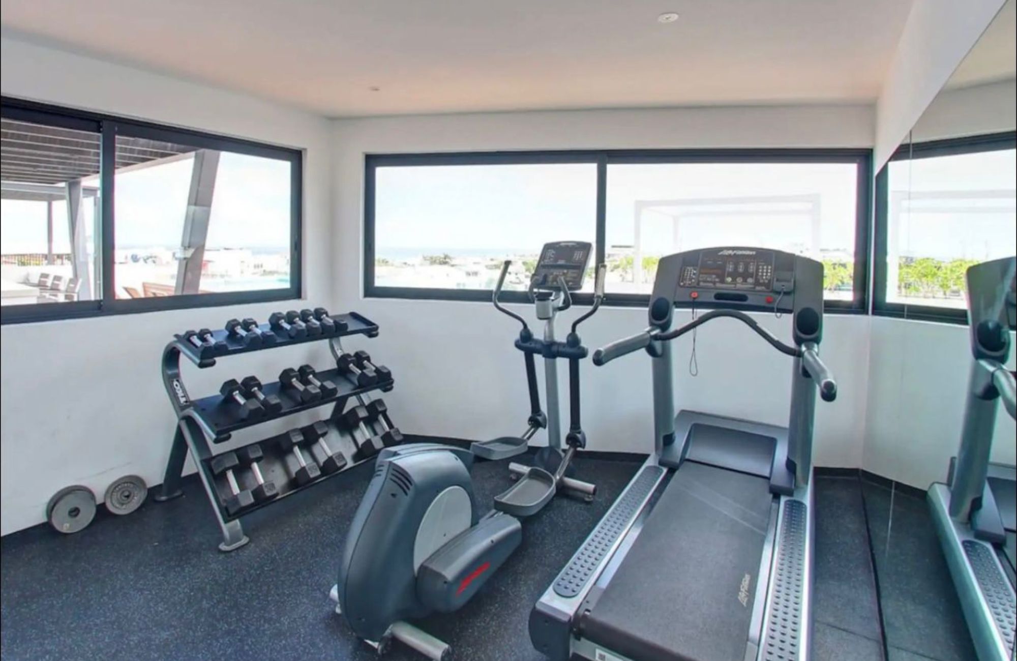 Apartment with terrace, large spaces, service room, for sale, Playa del Carmen