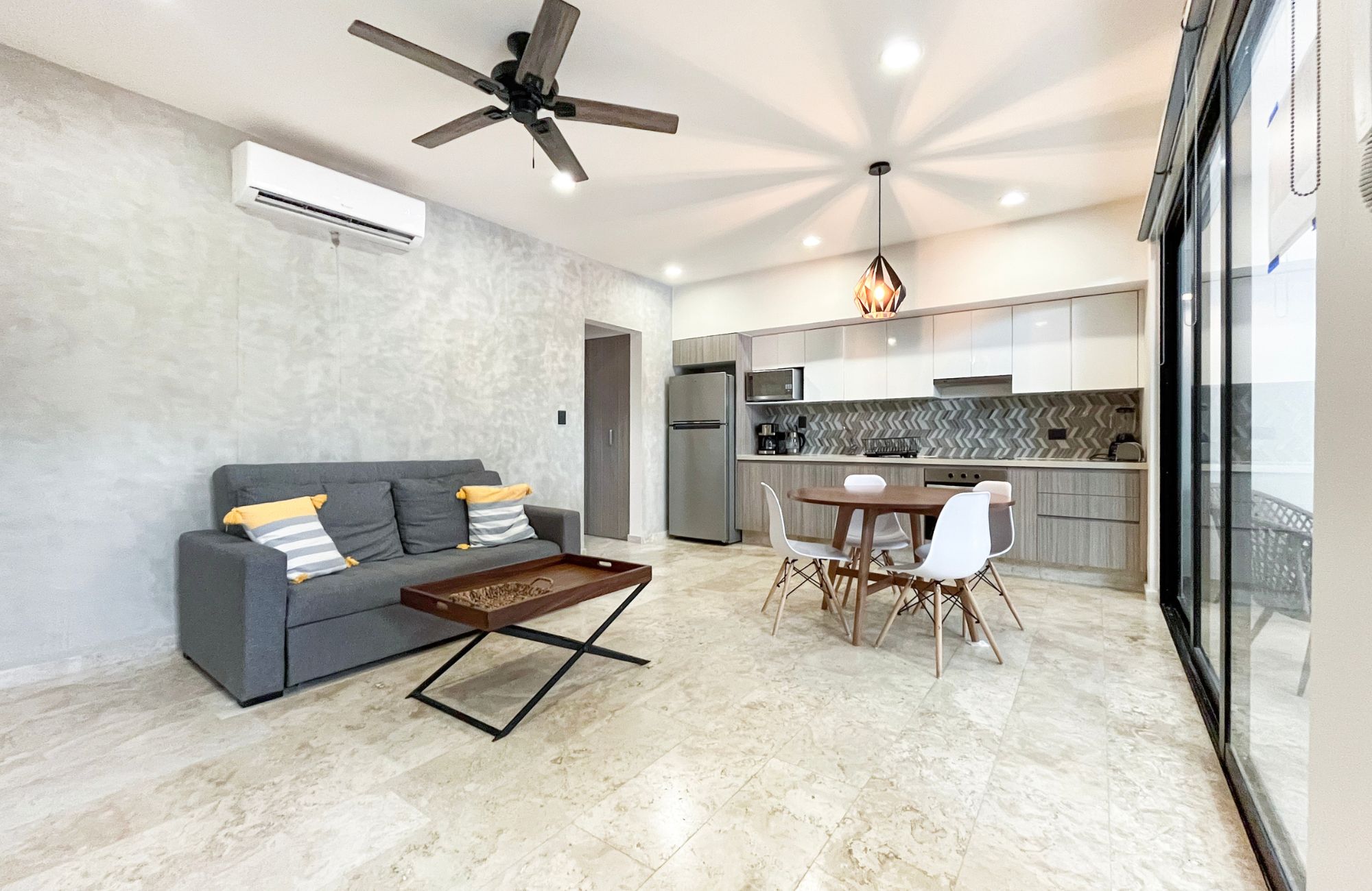 Apartment with terrace, large spaces, service room, for sale, Playa del Carmen