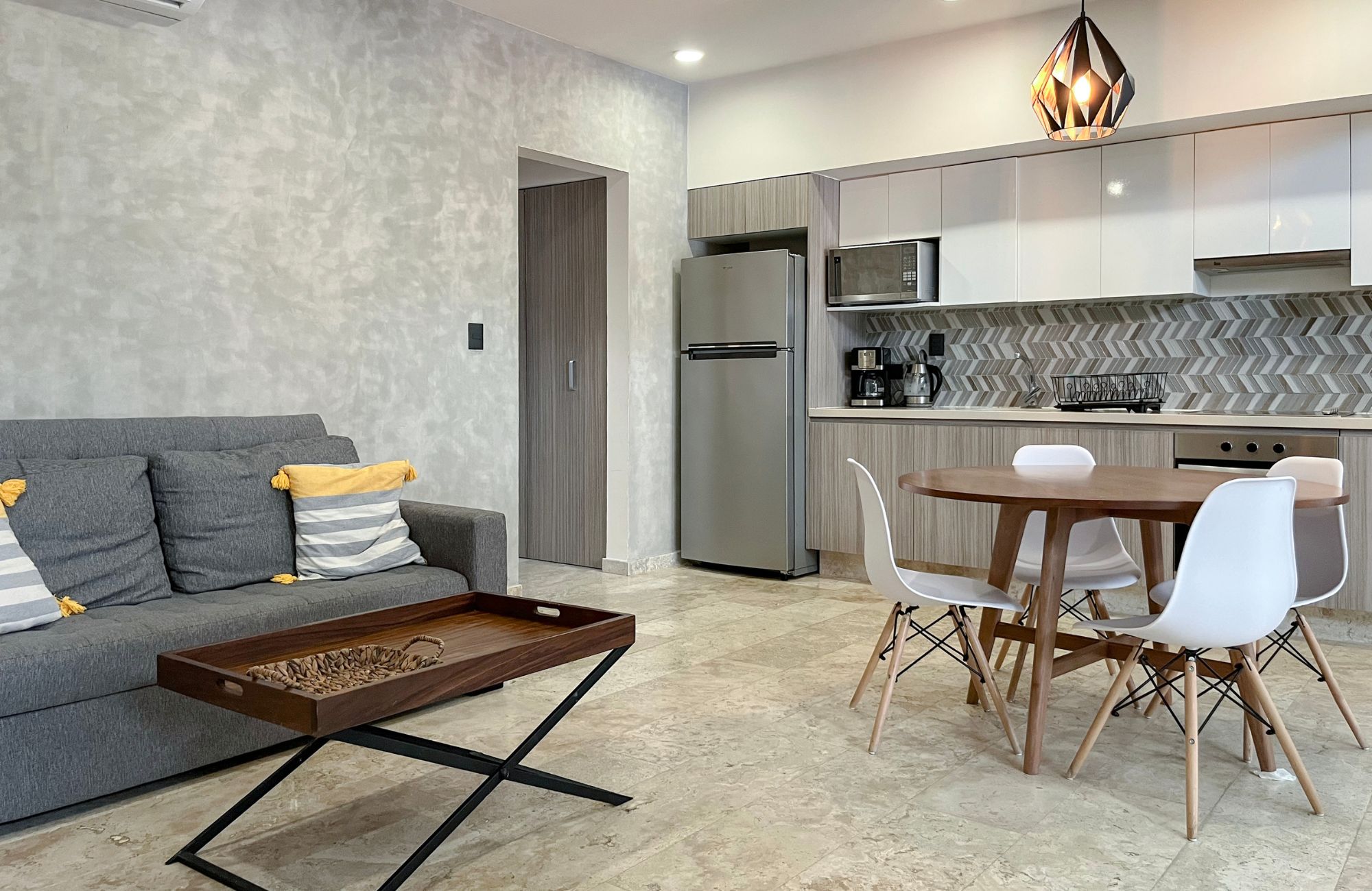 Apartment with terrace, large spaces, service room, for sale, Playa del Carmen