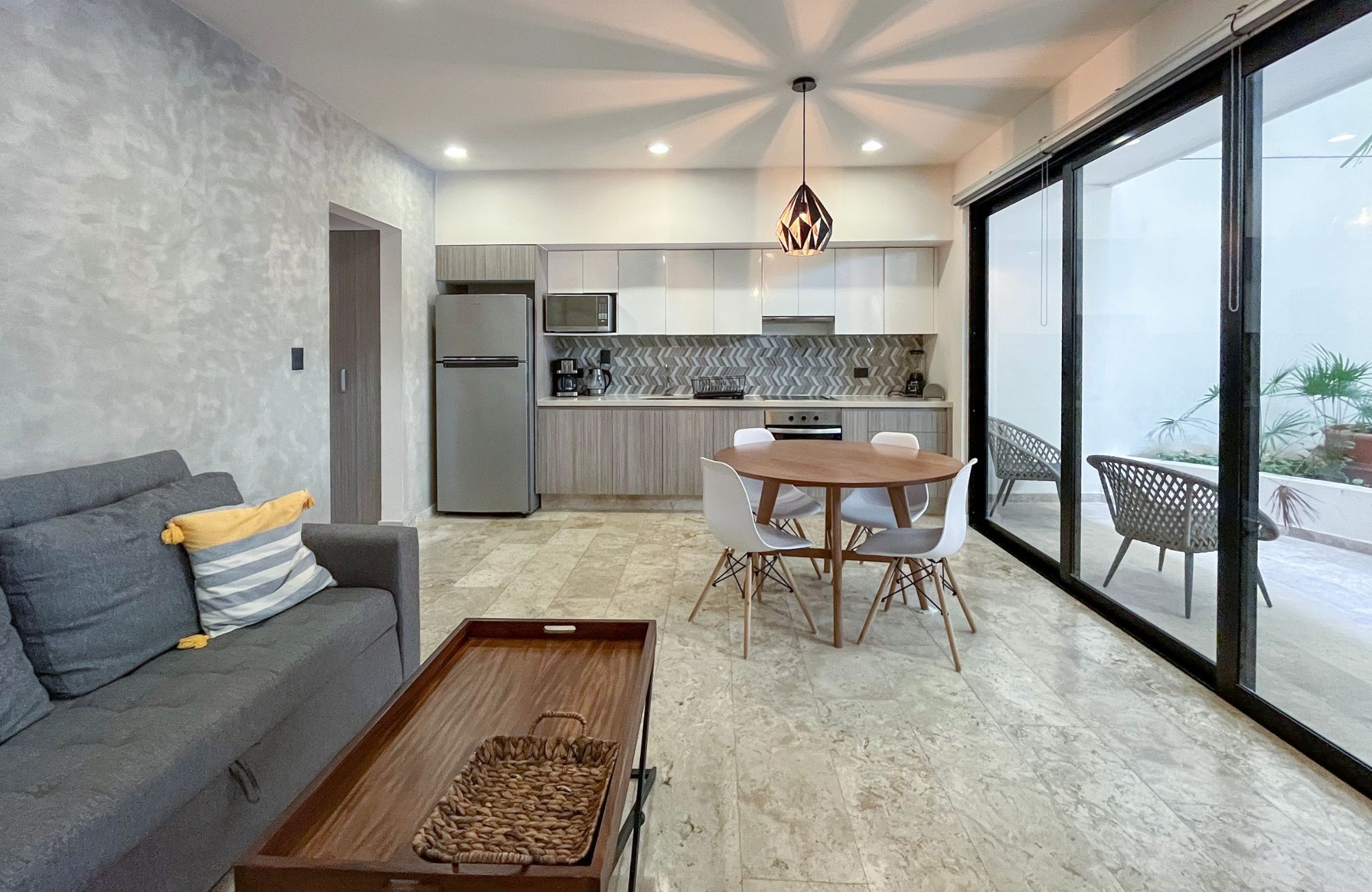 Apartment with terrace, large spaces, service room, for sale, Playa del Carmen