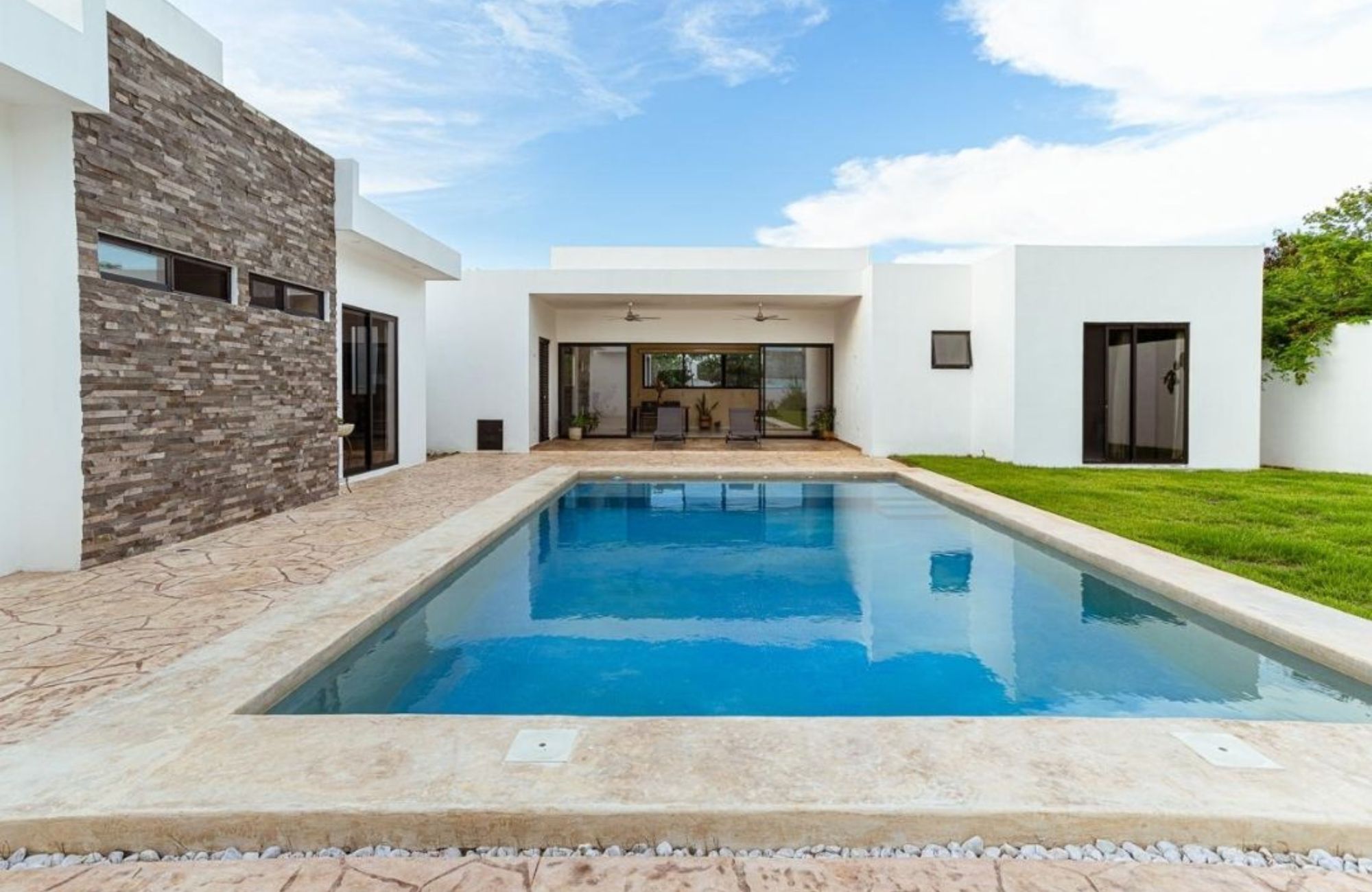 House with pool, high ceilings, terrace, in gated community for sale in Merida