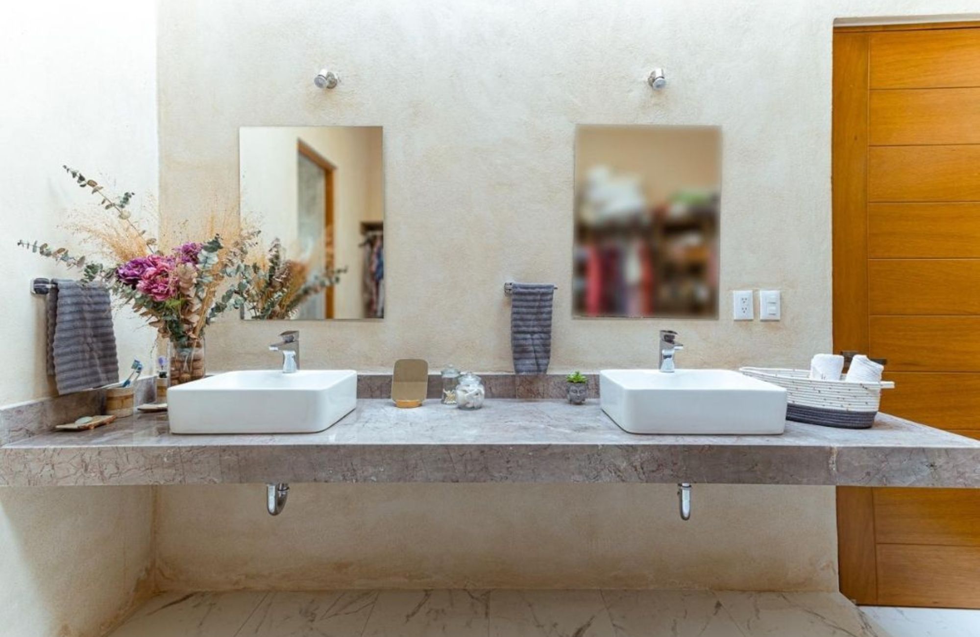 House with pool, high ceilings, terrace, in gated community for sale in Merida