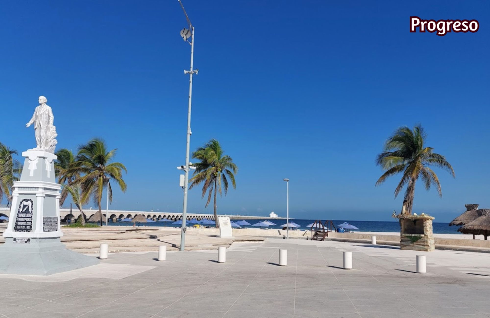 House with pool, high ceilings, terrace, in gated community for sale in Merida