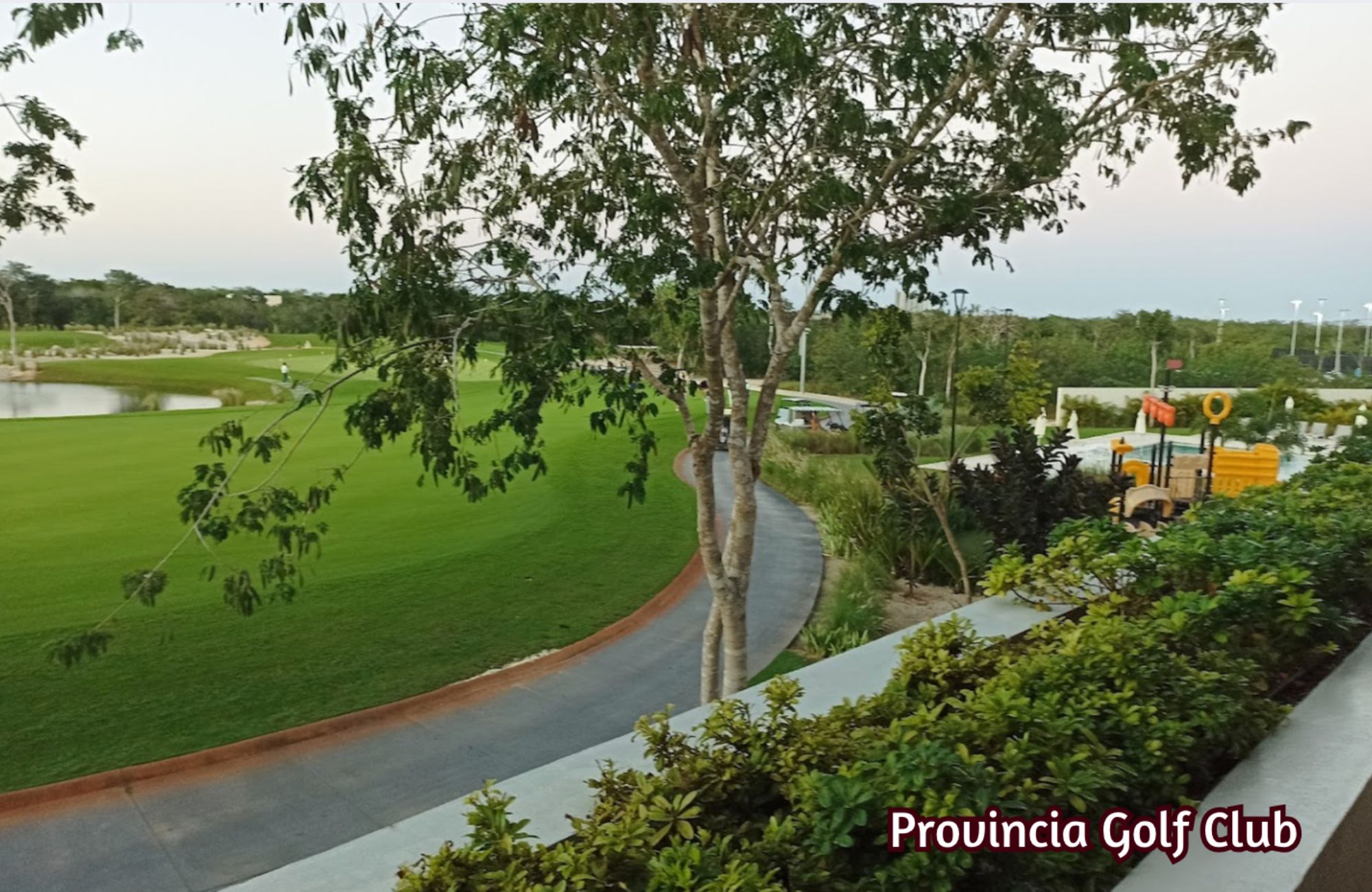 House with pool, high ceilings, terrace, in gated community for sale in Merida