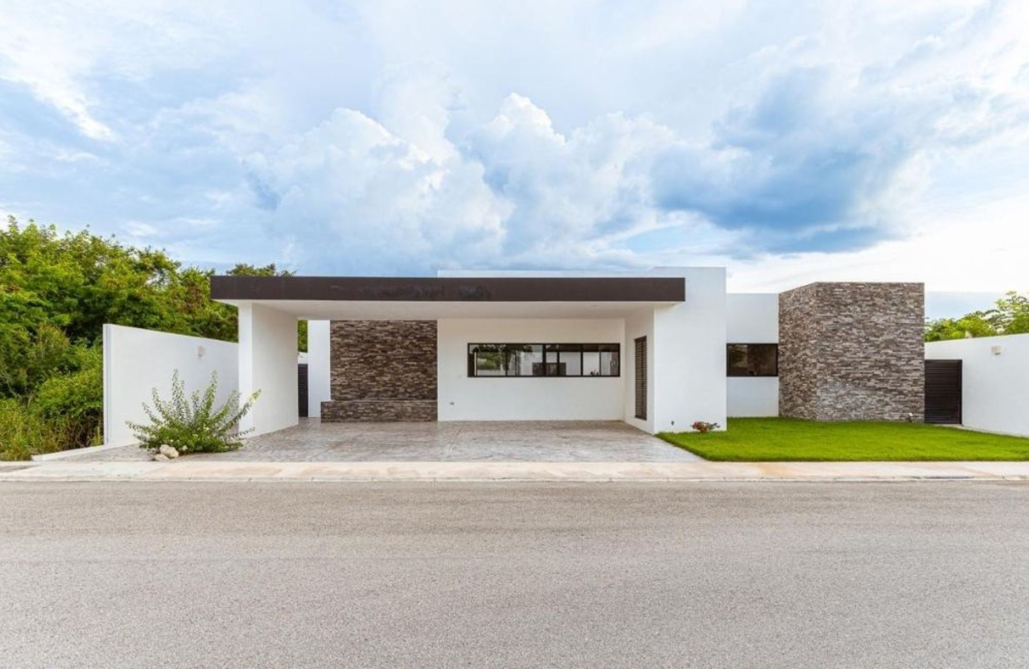 House with pool, high ceilings, terrace, in gated community for sale in Merida