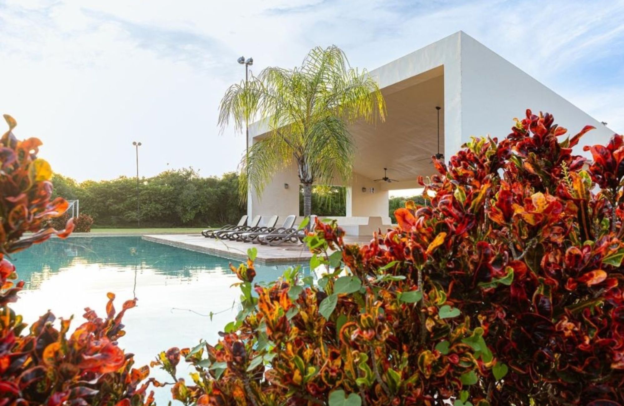 House with pool, high ceilings, terrace, in gated community for sale in Merida