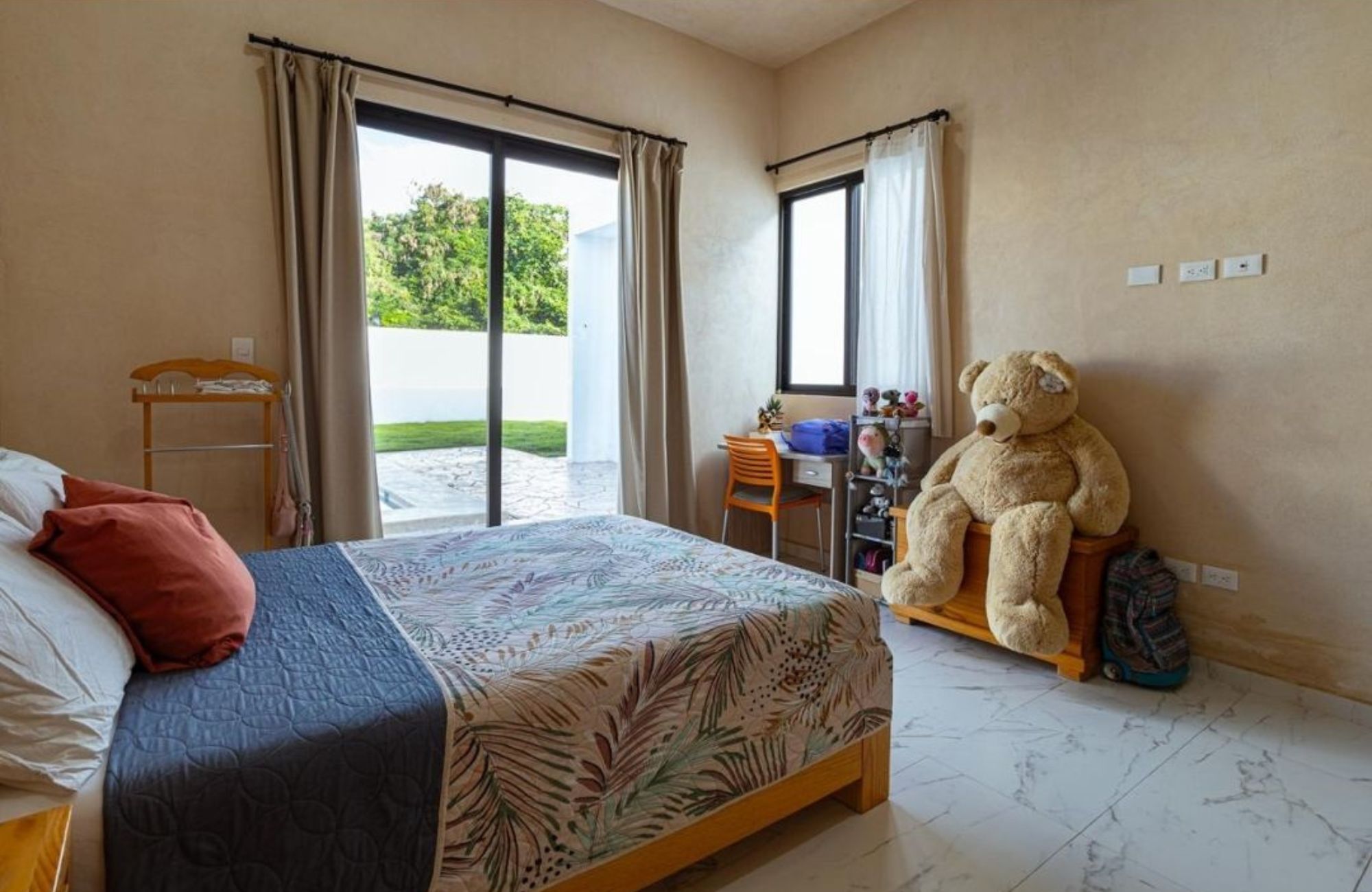 House with pool, high ceilings, terrace, in gated community for sale in Merida