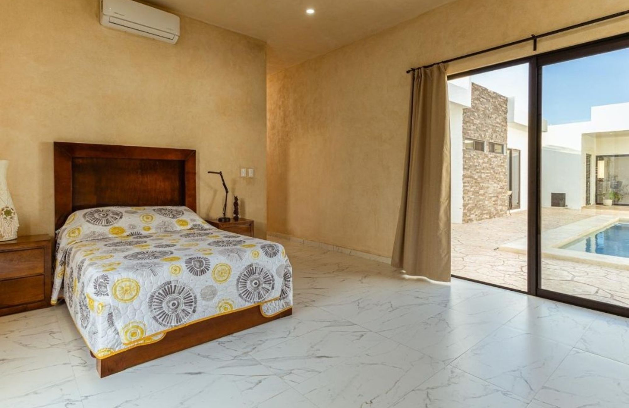 House with pool, high ceilings, terrace, in gated community for sale in Merida