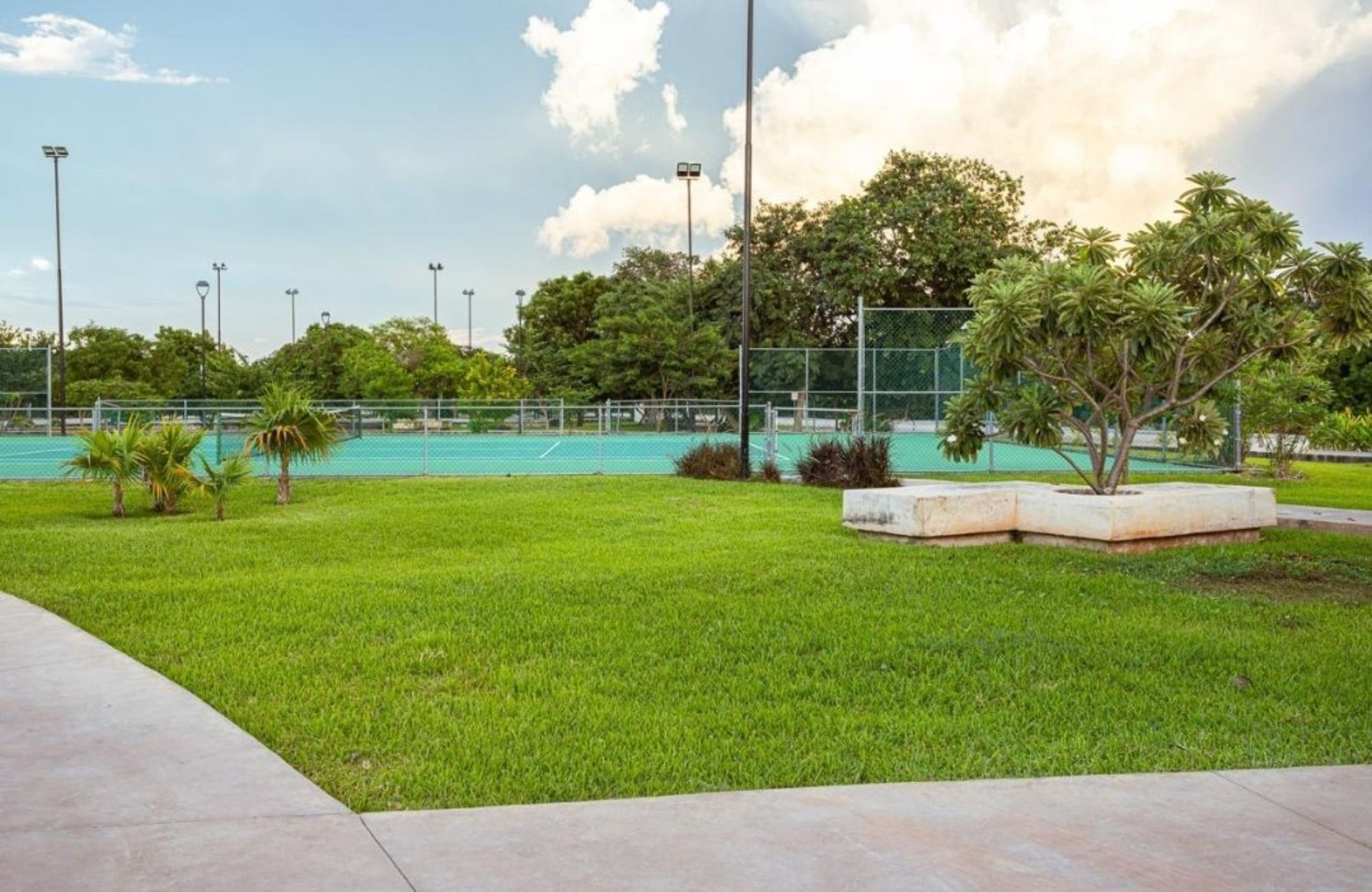 House with pool, high ceilings, terrace, in gated community for sale in Merida