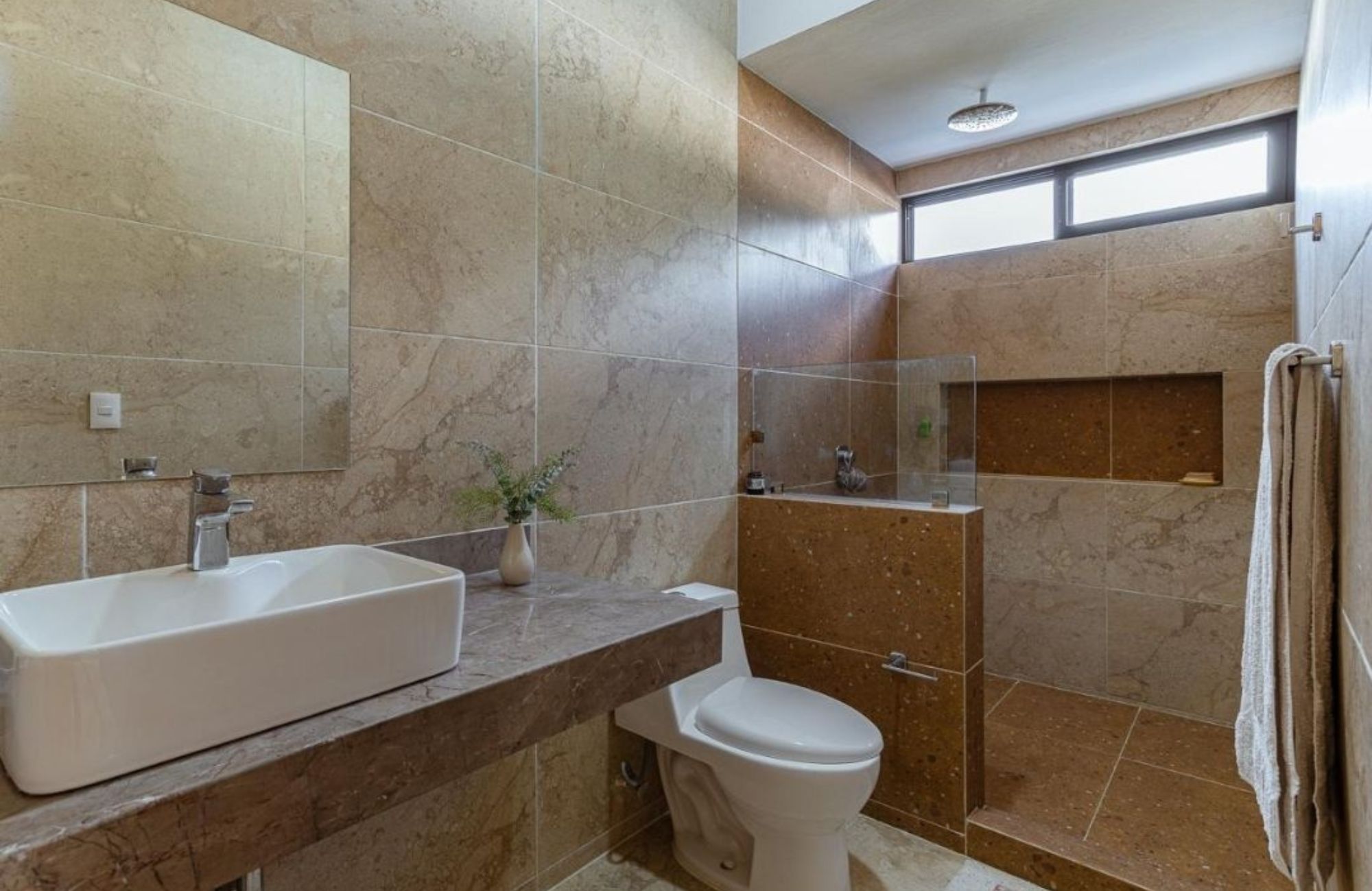 House with pool, high ceilings, terrace, in gated community for sale in Merida