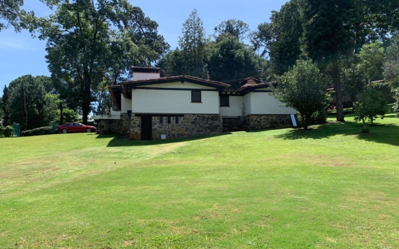 Casa con un jard&iacute;n amplio, con jacuzzi, Valle de Bravo, M&eacute;xico