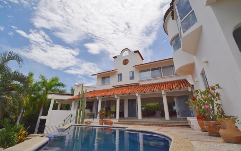 House with ocean view, beach access, large lot, in Residencial Conejos for sale