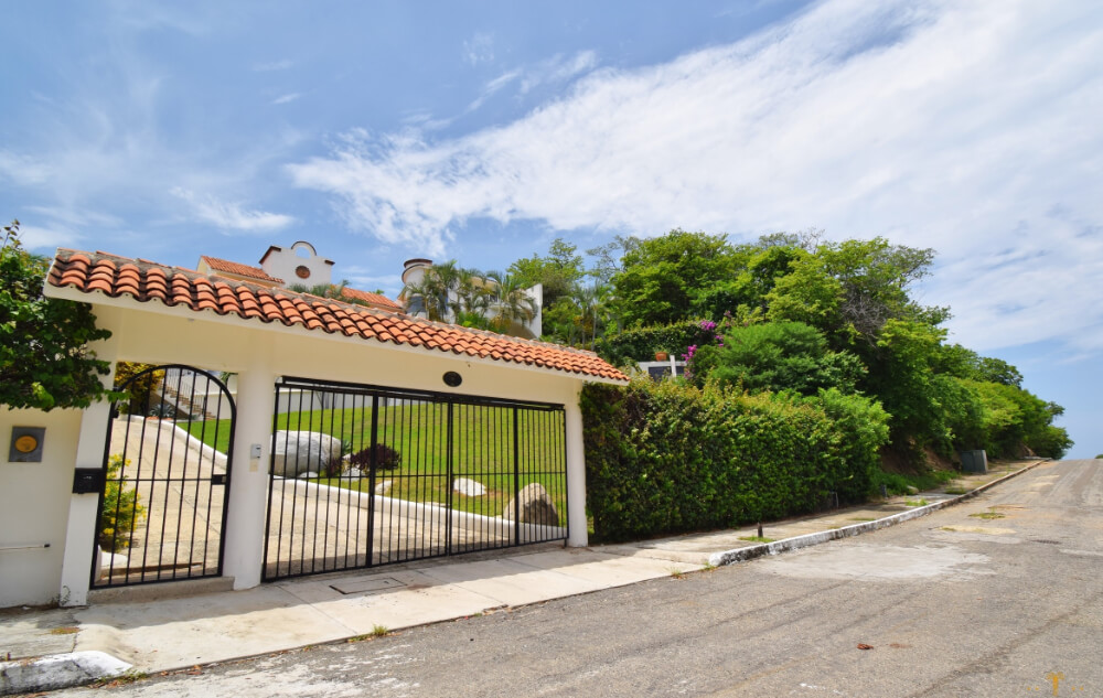 Luxury villa with pool surrounded by natural reserve for sale, Playa &Oacute;rgano, Huatulco