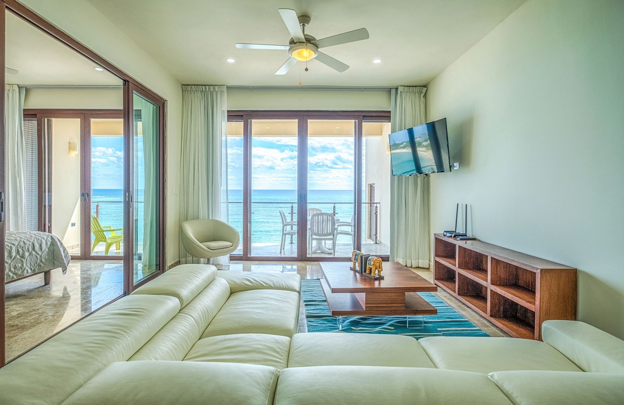 Modern condo with amenities, Tesla charger and dron for passengers