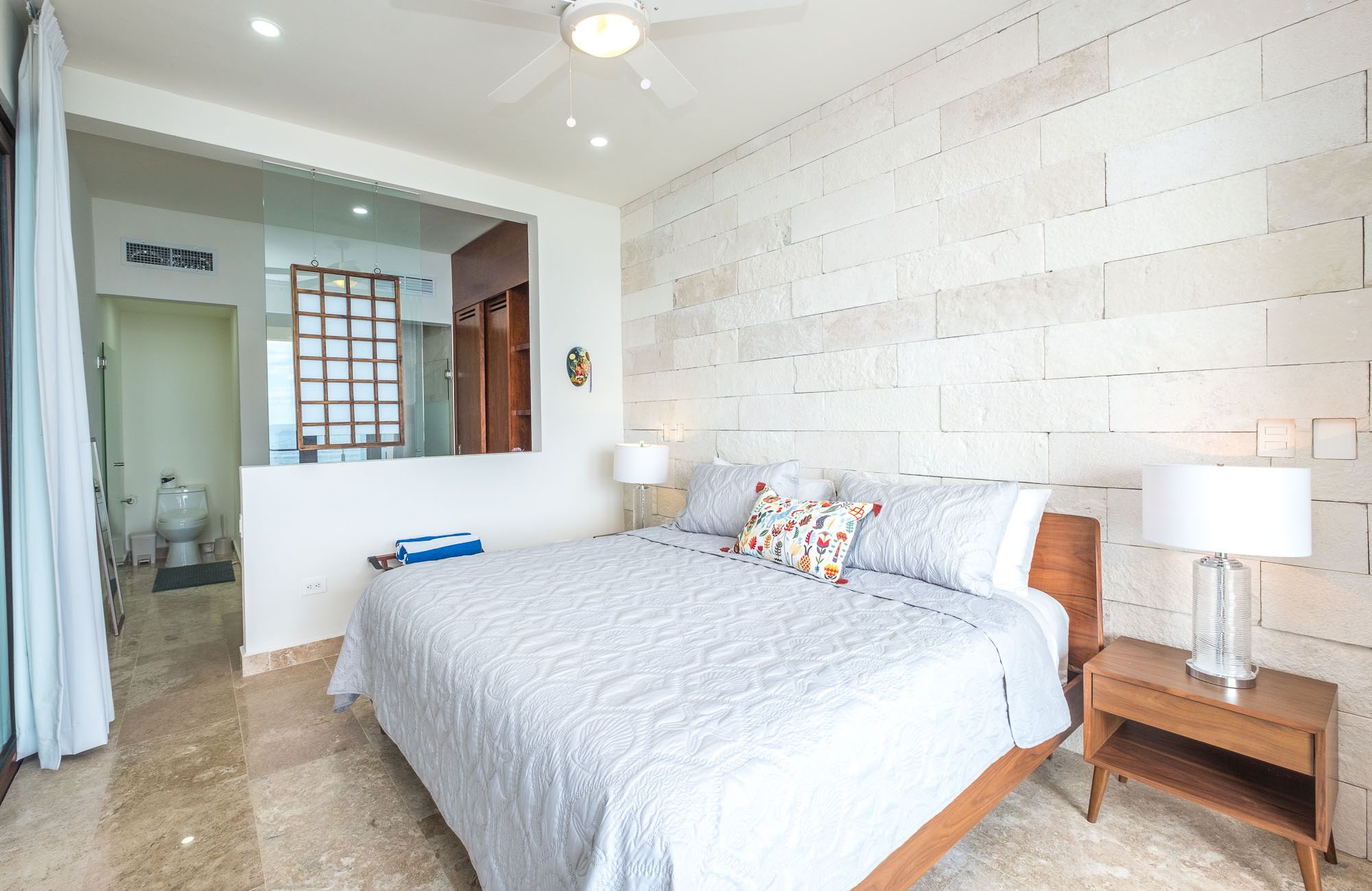 Modern condo with amenities, Tesla charger and dron for passengers