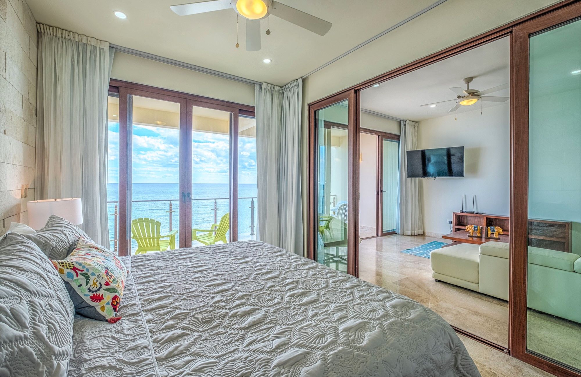 Modern condo with amenities, Tesla charger and dron for passengers