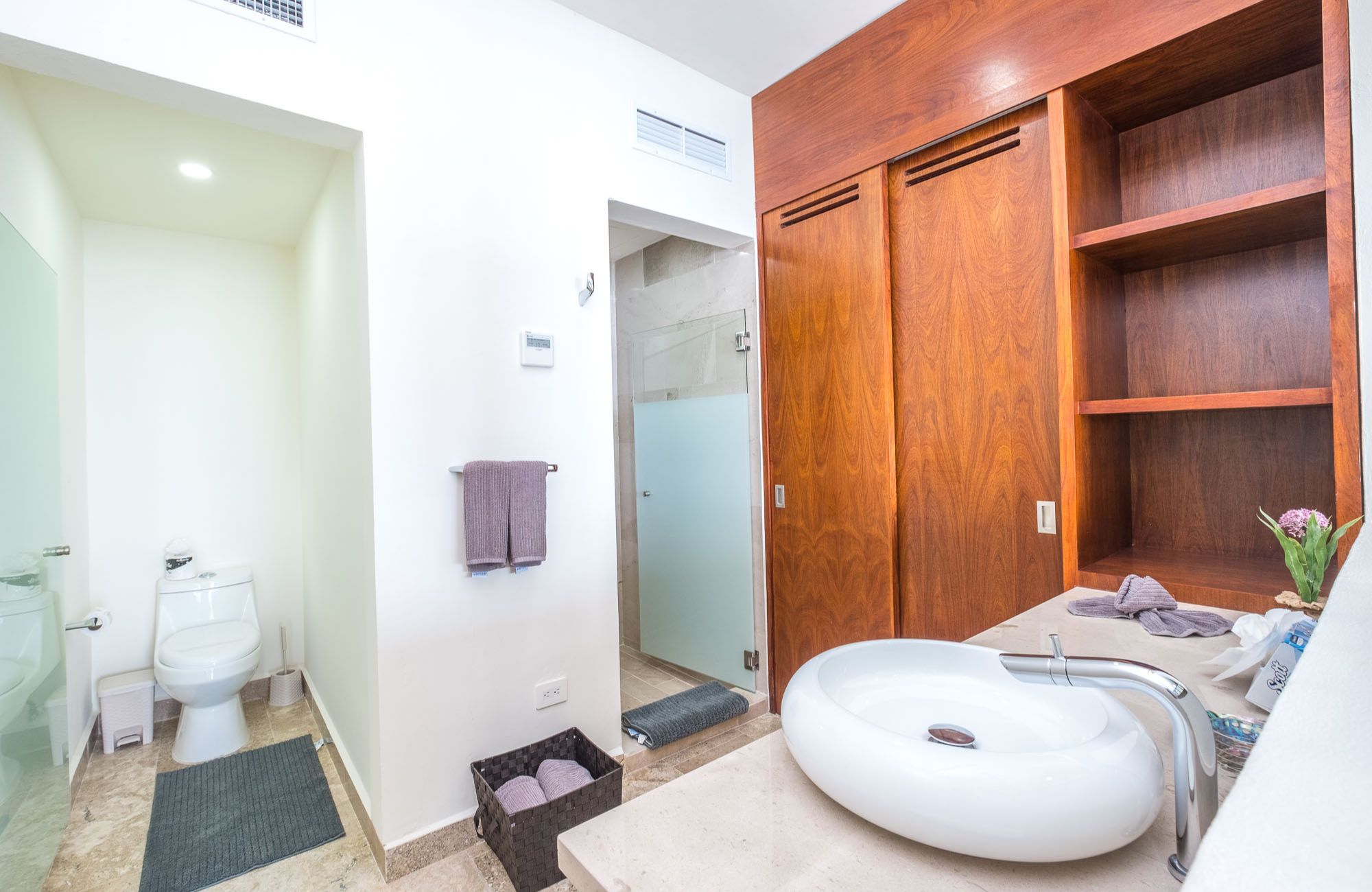 Modern condo with amenities, Tesla charger and dron for passengers