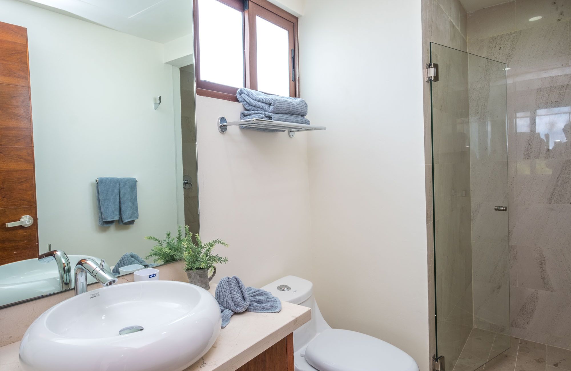 Modern condo with amenities, Tesla charger and dron for passengers