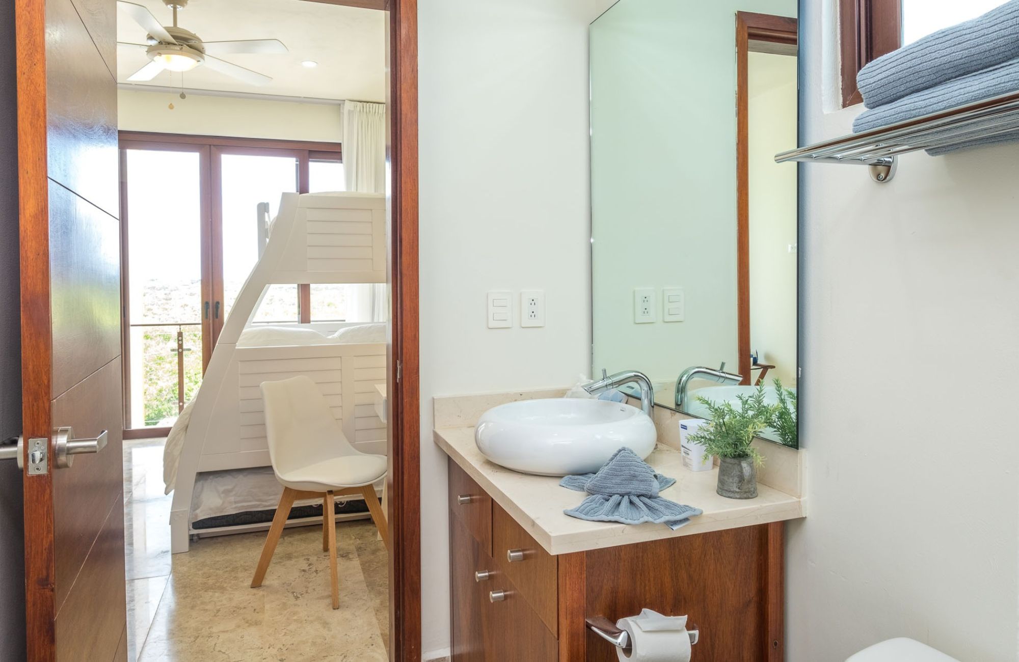 Modern condo with amenities, Tesla charger and dron for passengers