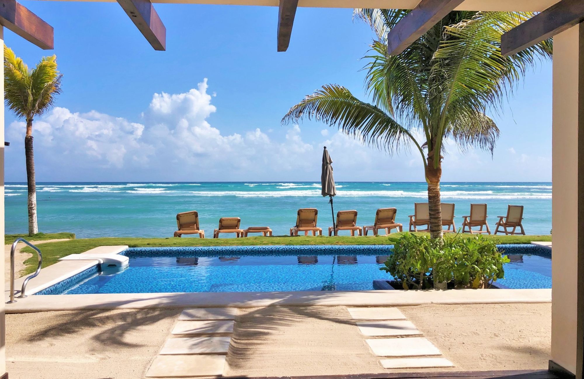 Modern condo with amenities, Tesla charger and dron for passengers