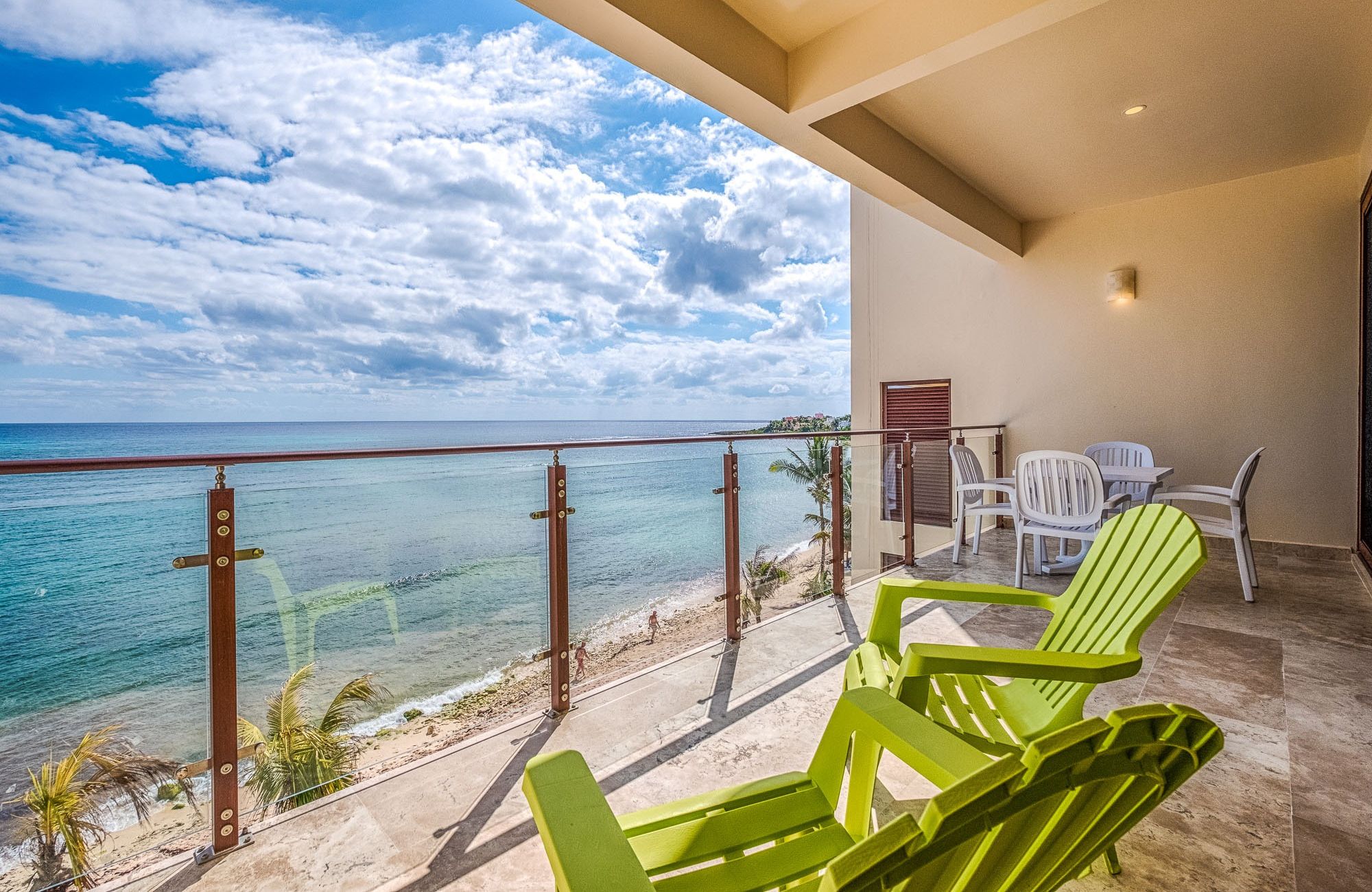 Modern condo with amenities, Tesla charger and dron for passengers