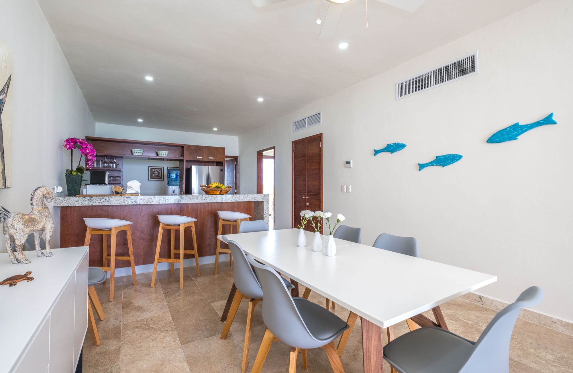 Modern condo with amenities, Tesla charger and dron for passengers