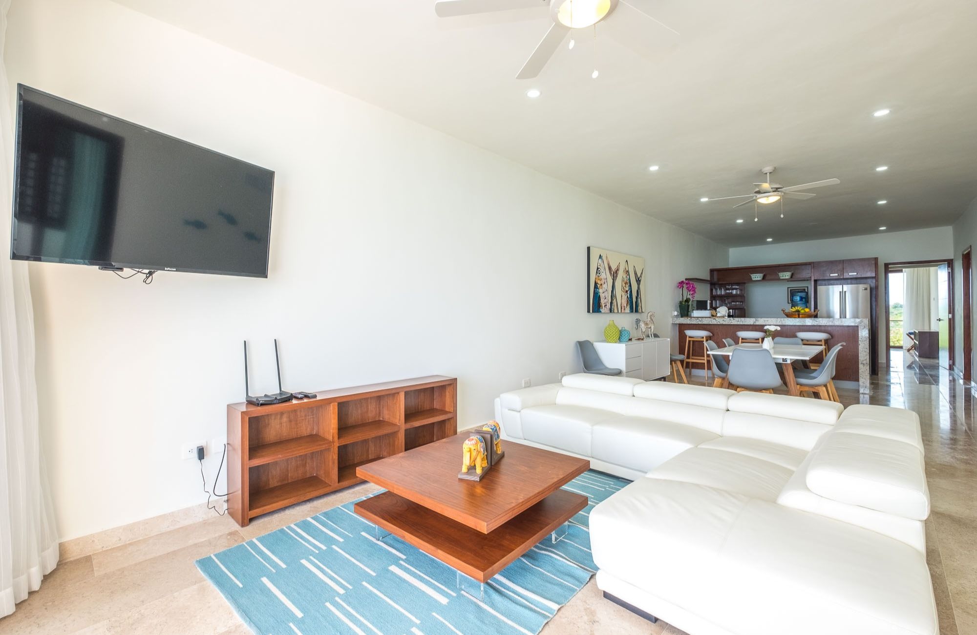 Modern condo with amenities, Tesla charger and dron for passengers