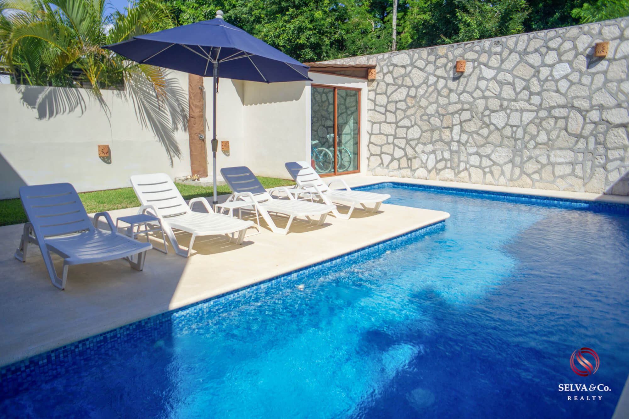 House with garden, terrace and clubhouse with amenities, for sale, Mayakoba, Playa del Carmen.
