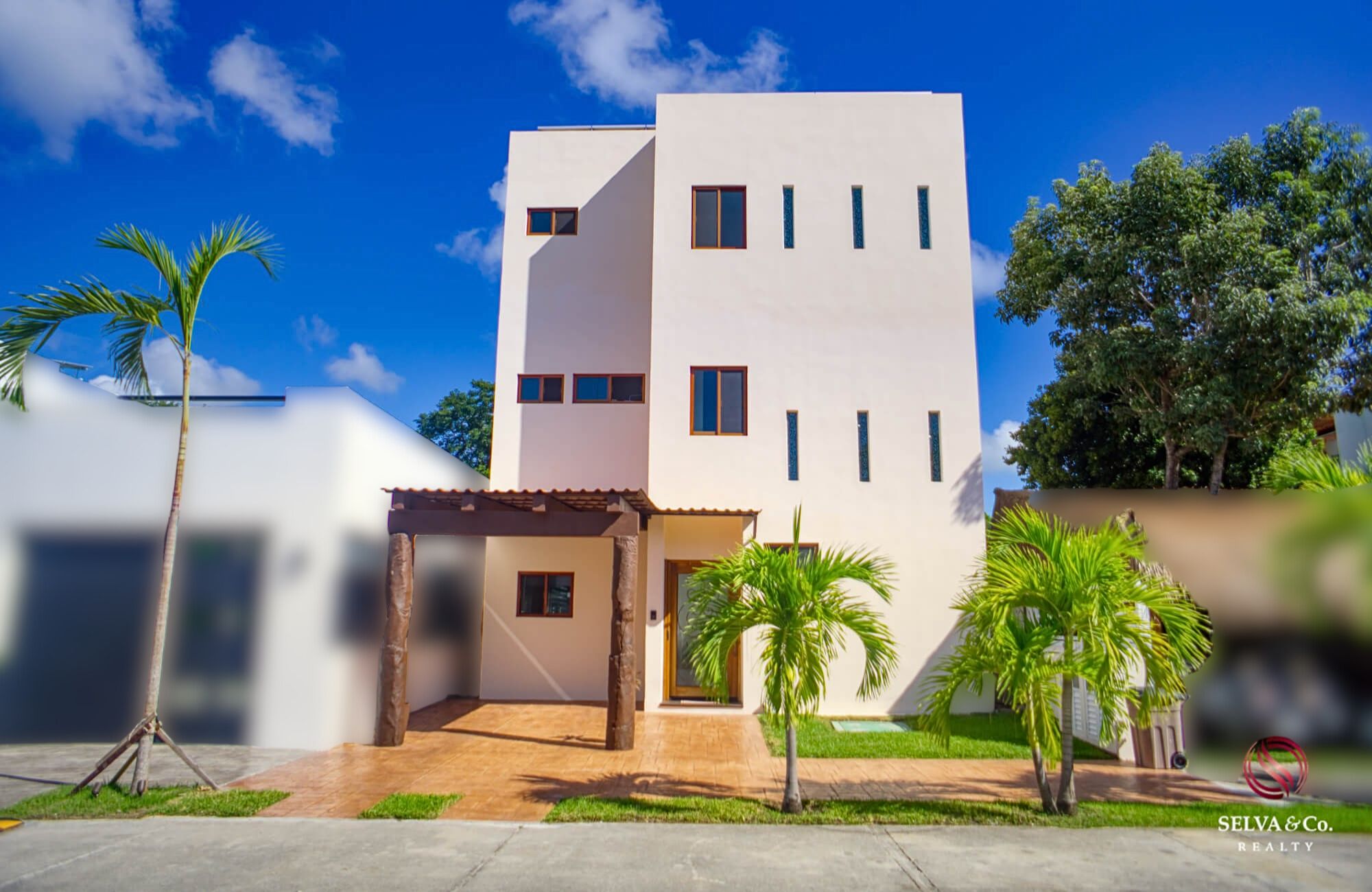 House with garden, terrace and clubhouse with amenities, for sale, Mayakoba, Playa del Carmen.