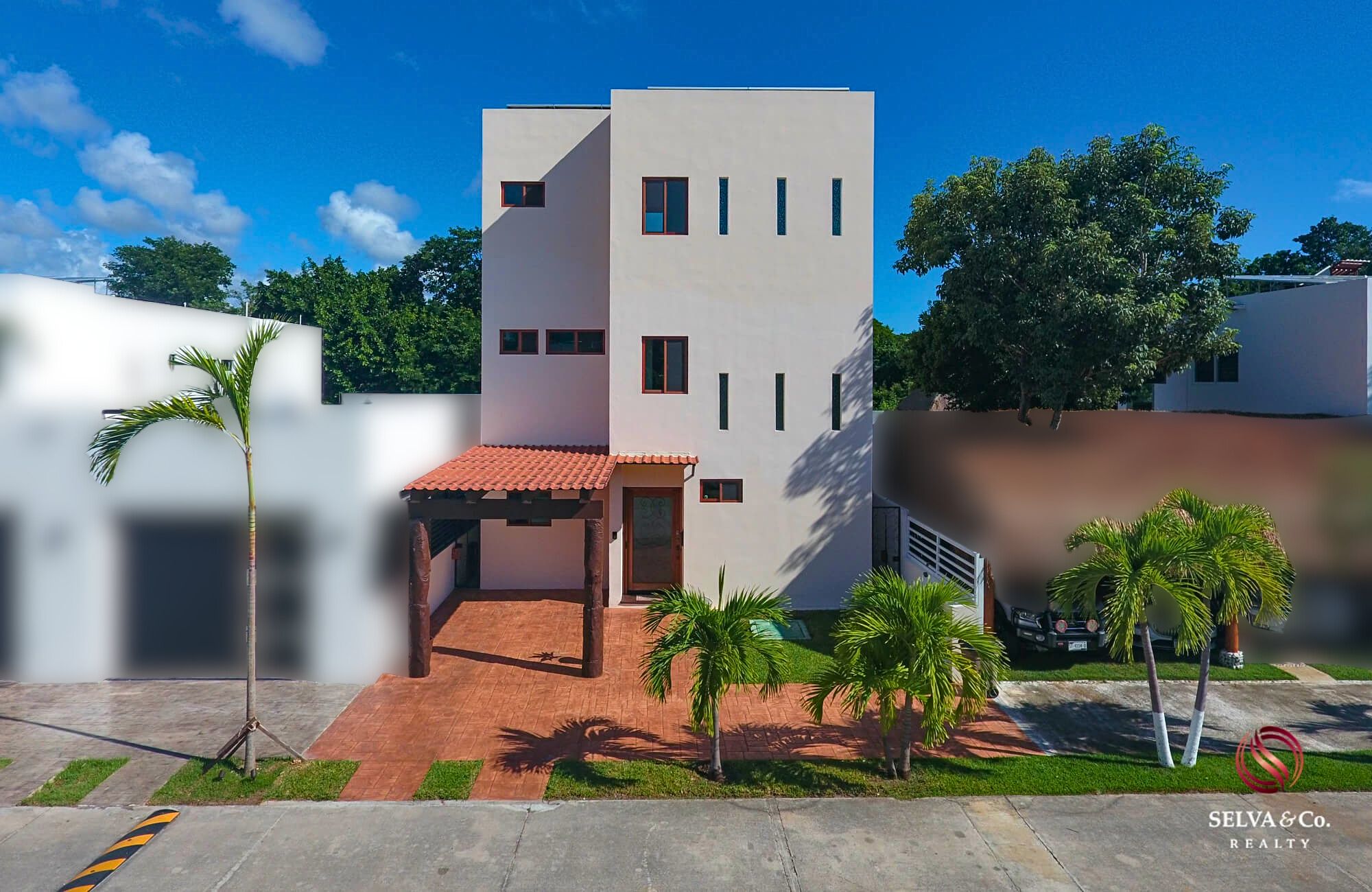 House with garden, terrace and clubhouse with amenities, for sale, Mayakoba, Playa del Carmen.