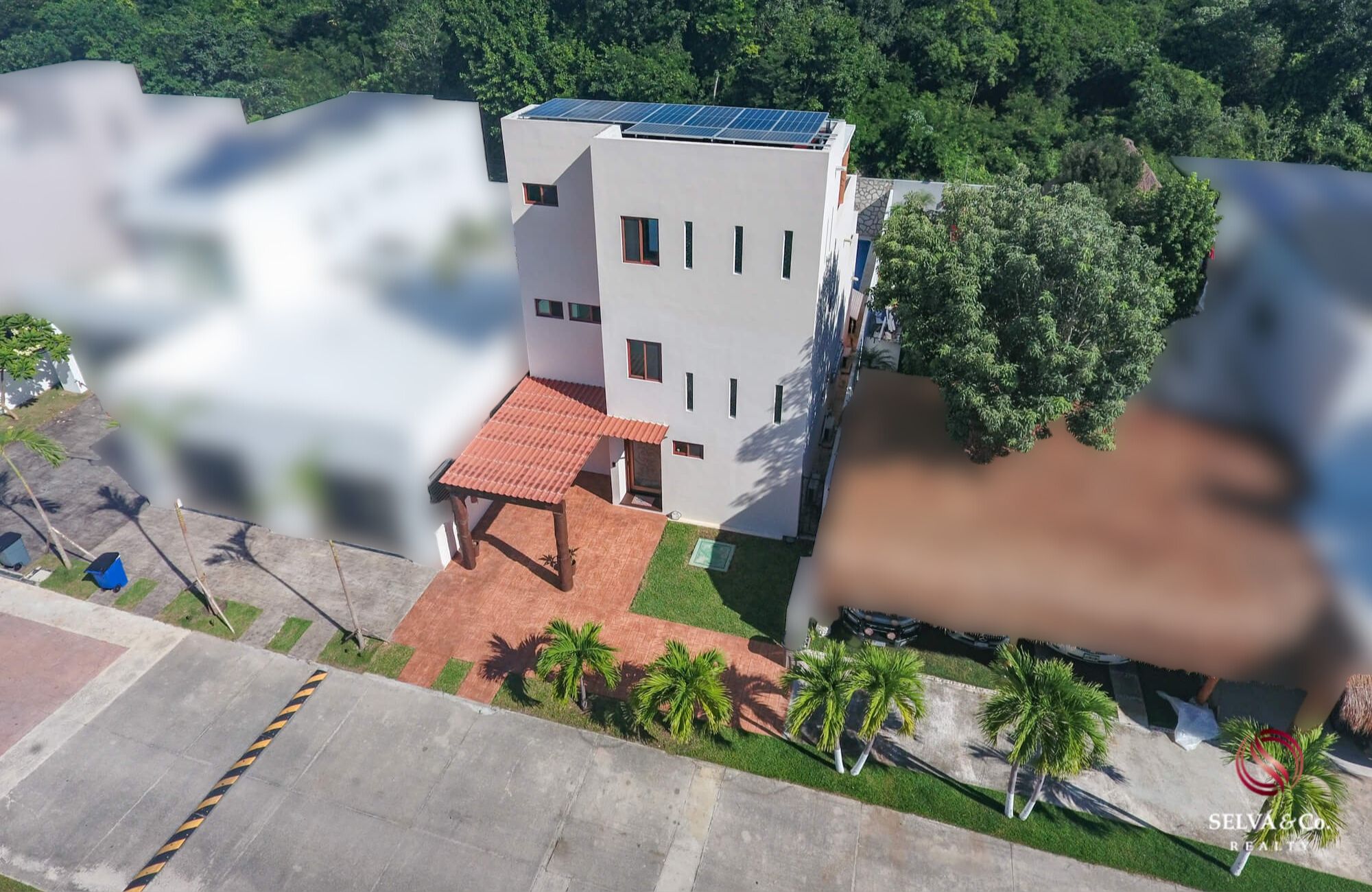 House with garden, terrace and clubhouse with amenities, for sale, Mayakoba, Playa del Carmen.