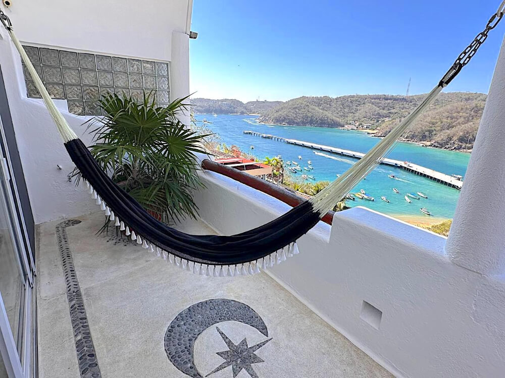 House with private pool, studio, double height, Sector O for sale Huatulco.