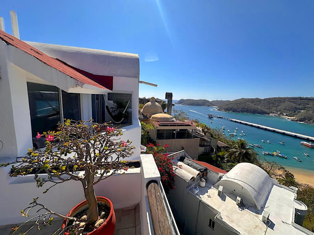 House with private pool, studio, double height, Sector O for sale Huatulco.