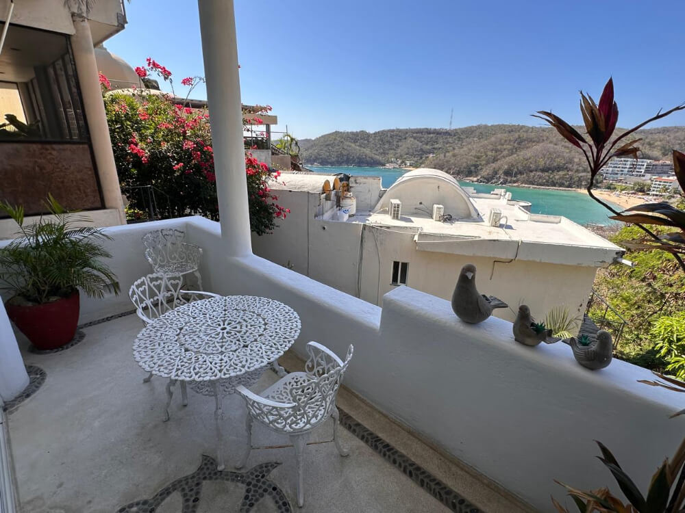 House with private pool, studio, double height, Sector O for sale Huatulco.