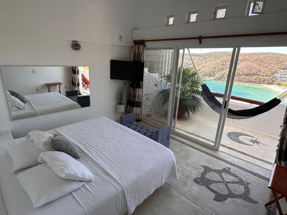 House with private pool, studio, double height, Sector O for sale Huatulco.