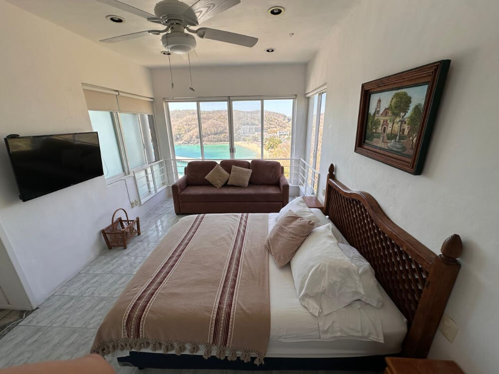 House with private pool, studio, double height, Sector O for sale Huatulco.