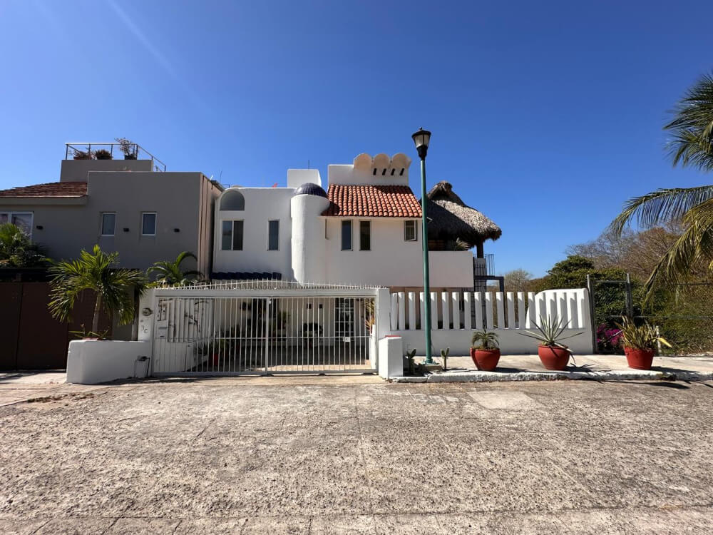 House with private pool, studio, double height, Sector O for sale Huatulco.