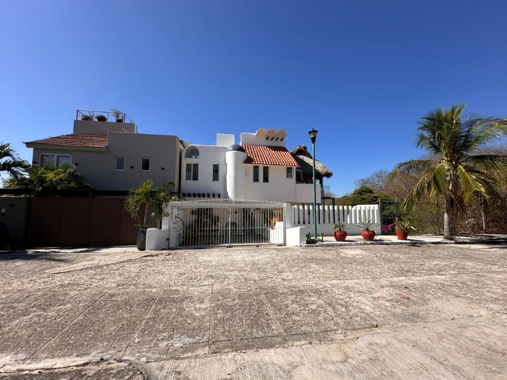 House with private pool, studio, double height, Sector O for sale Huatulco.