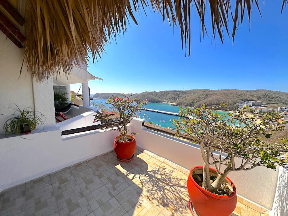 House with private pool, studio, double height, Sector O for sale Huatulco.