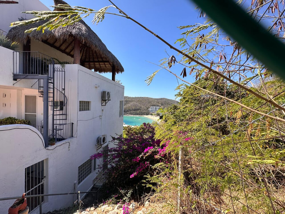 House with private pool, studio, double height, Sector O for sale Huatulco.