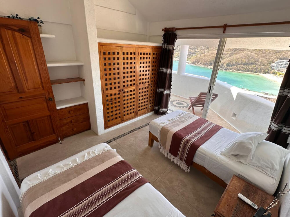 House with private pool, studio, double height, Sector O for sale Huatulco.