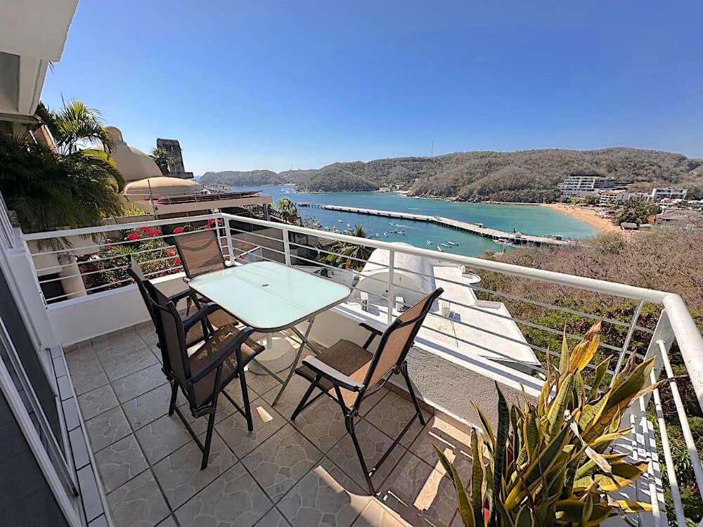 House with private pool, studio, double height, Sector O for sale Huatulco.